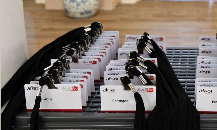 Des badges sur-mesure pour votre événement professionnel | Prezevent